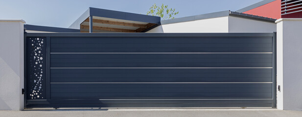 Portail en aluminium d'une maison	