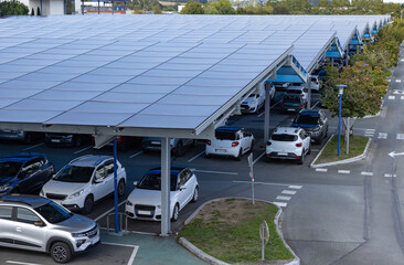 Installation de panneaux photovoltaïque sur le toit d'un parking