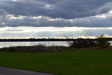 Obraz premium Sunlight slipping through the skies. 