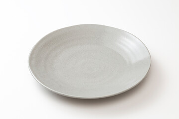 白背景に灰色の丸皿 © years