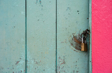 primer plano de portón de casa tradicional con candado - foto de stock 