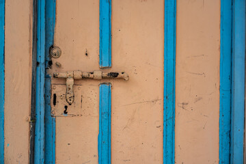 primer plano de Puerta Antigua de Casa Pintoresca con Detalles Vibrantes - foto de stock 