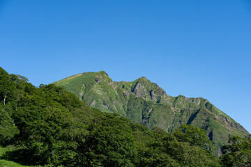 深緑の谷川岳