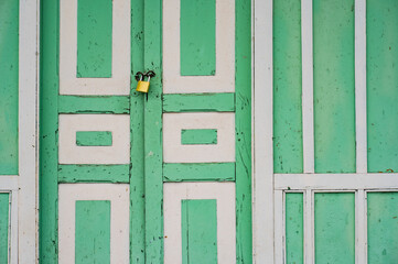 primer plano de puerta rústica antigua verde en la casa antigua