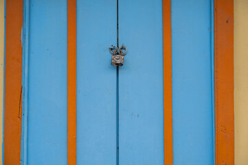 Puerta rústica antigua de color azul con tirador de metal