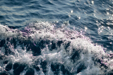 Obraz premium sea water with waves, white foam and reflection texture background