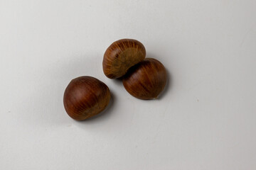 Obraz premium hazelnuts on a wooden table