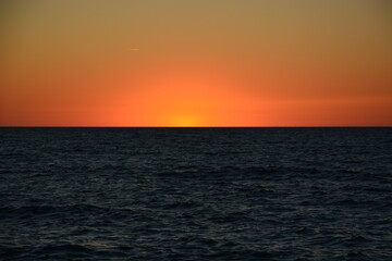 Coucher du soleil sur la plage avec ciel dégagé sur l'océan atlantique en été à Labenne-Océan dans les Landes 