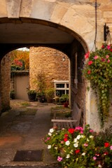 Obraz premium Charming stone archway to a quaint courtyard.