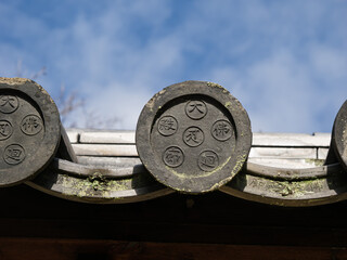 瓦。奈良大仏殿付近にて。東大寺の塀の瓦。なお、東大寺では写真の撮影は禁止されていない。（団体旅行客による集合写真を除く）Tiles. Near the Great Buddha Hall in Nara. Tiles of the wall of Todaiji Temple. Note that photography is not prohibited at Todaiji Temple. (
