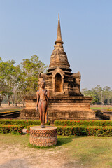 Alte Figur einer Gottheit in der Tempelanlage Wat Sri Sarai in Sukhothai