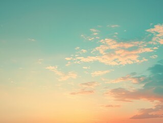 Obraz premium Tranquil sunset with pastel clouds, capturing the gentle transition from daylight to twilight in a serene sky.