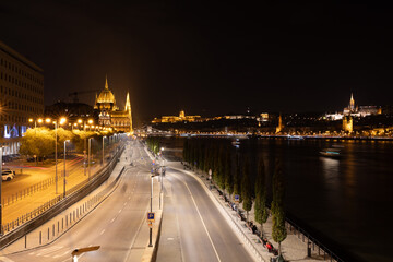 Obraz premium A photo of a long road