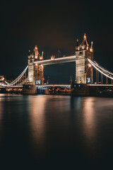 Obraz premium Le Tower Bridge de nuit