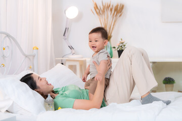 Obraz premium A moment of love between mother and child before going to bed