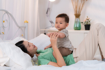 Obraz premium A moment of love between mother and child before going to bed