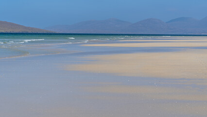 Luskentyre Beach bei Ebbe, Meer weicht zuück und hinterlässt Spuren am Sandstrand