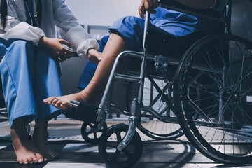 Obraz premium Physiotherapist nurse doing physiotherapy to rehabilitate leg of elderly female patient.