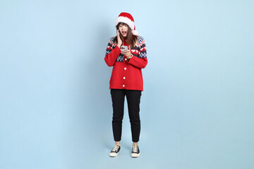 Obraz premium Woman wearing Santa hat