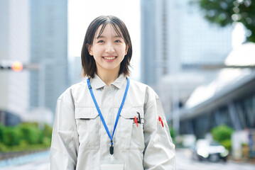 作業服姿の若い女性