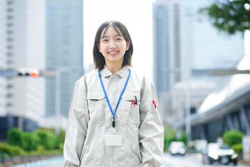 作業服姿の若い女性