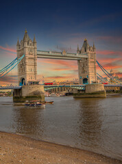 Obraz premium The skyline of London: from the Tower Bridge to London Bridge during sunset time, United Kingdom