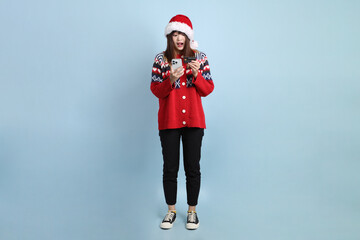 Obraz premium Woman wearing Santa hat