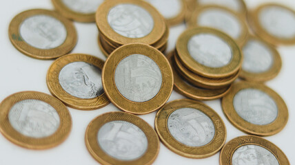 Moedas de um real brasileiro em um fundo branco