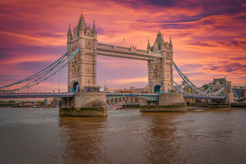 Obraz premium The skyline of London: from the Tower Bridge to London Bridge during sunset time, United Kingdom
