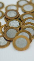 Moedas de um real brasileiro em um fundo branco