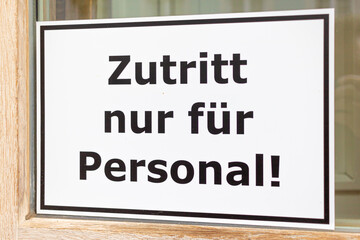 Hinweisschild "Zutritt nur für Personal" an einer Eingangstür markiert einen speziellen Eingang nur für Mitarbeiter
