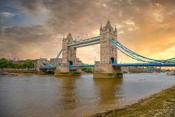 Obraz premium The skyline of London: from the Tower Bridge to London Bridge during sunset time, United Kingdom