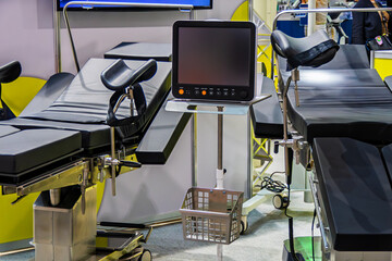 Obstetric mechanical-hydraulic operating table