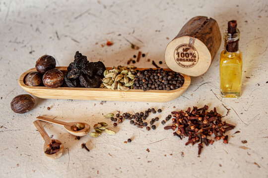 Authentic Sri Lankan Spice Medley: A Showcase of Cinnamon, Pepper, Cardamom, Nutmeg, Mace, and Garcinia Rings