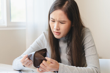 Naklejka premium Close-up hand open empty wallet have a financial trouble to pay bills and loan.