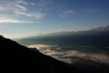 Fototapeta premium Blick vom Dobratsch in Kärnten in Österreich am Morgen im Herbst 
