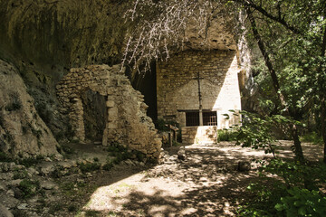 Kapelle Saint-Michel-de-Monieux auf dem Grund der Gorges de la Nesque, Provence, Frankreich