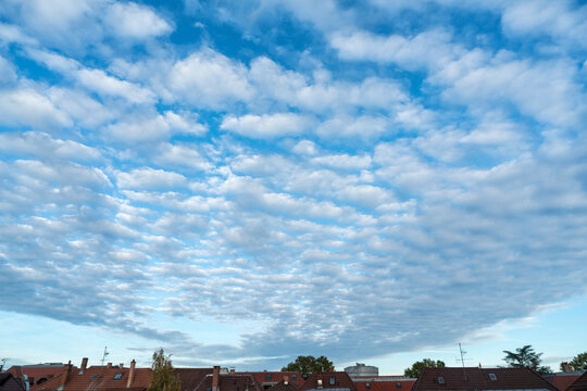 Sch&auml;fchenwolken mit blauem Himmel &uuml;ber Stuttgart-Ost