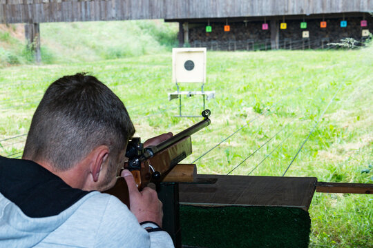 Junger Mann schie&szlig;t mit Kleinkalibergewehr, automatische 50 Meter Schie&szlig;anlage; Preisschie&szlig;en eines Sch&uuml;tzenvereins