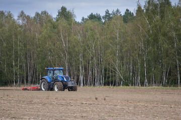 Tractor working in the field © Bagatela