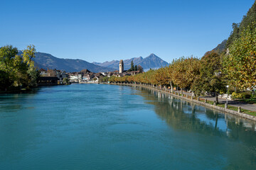 Unterseen bei Interlaken mit der Kirche Unterseen und dem Fluss Aare im Herbst