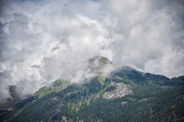 Gipfel in Wolken