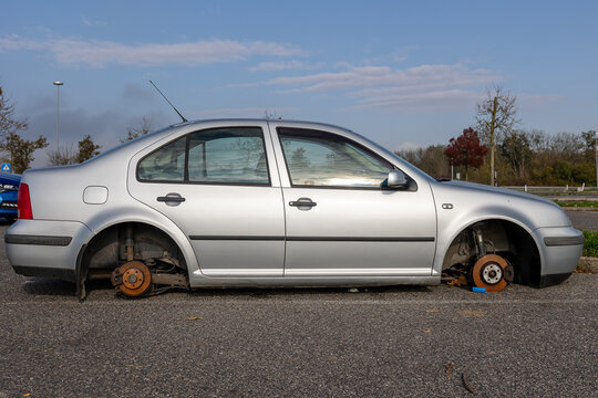 Seitliche Aufnahme eines silbernen Autos ohne Reifen, geparkt auf einem Autobahnparkplatz in &Ouml;sterreich. 