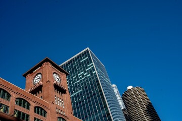 Obraz premium The Skyscrapers of Chicago along the Chicago River at Midday 