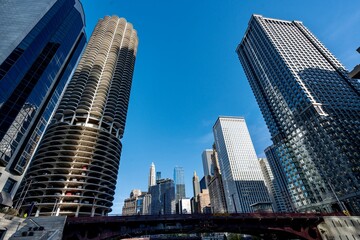 Obraz premium The Skyscrapers of Chicago along the Chicago River at Midday 