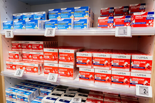 Boites de Upsa (parac&eacute;tamol) , de diff&eacute;rents dosages et conditionnements, sur rayonnages en pharmacie