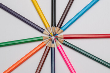 Naklejka premium Colored crayons on a white background. The crayons are brown, black, yellow, orange, blue, purple