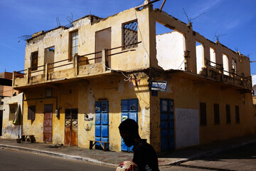 bâtiment en ruine dans l'ancienne ville coloniale de Saint Louis du Sénégal en Afrique de l'Ouest