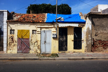 bâtiment en ruine dans l'ancienne ville coloniale de Saint Louis du Sénégal en Afrique de l'Ouest