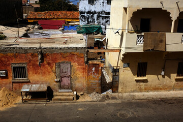 bâtiment en ruine dans l'ancienne ville coloniale de Saint Louis du Sénégal en Afrique de l'Ouest